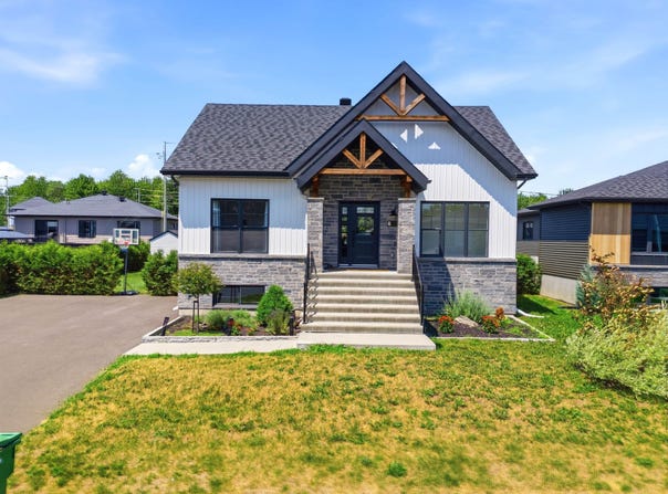 1085 Allée du Soleil, Drummondville, Quebec J2A0M9