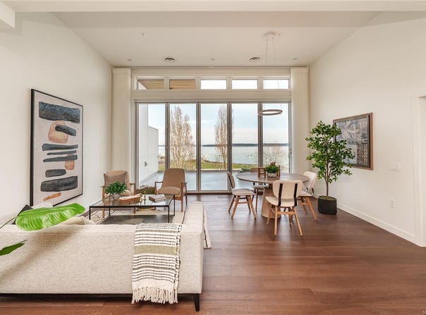 9570 Fifth St, Sidney, British Columbia V8L2W5