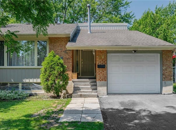 31 Mulberry Lane, Waterloo, Ontario N2L 5L4