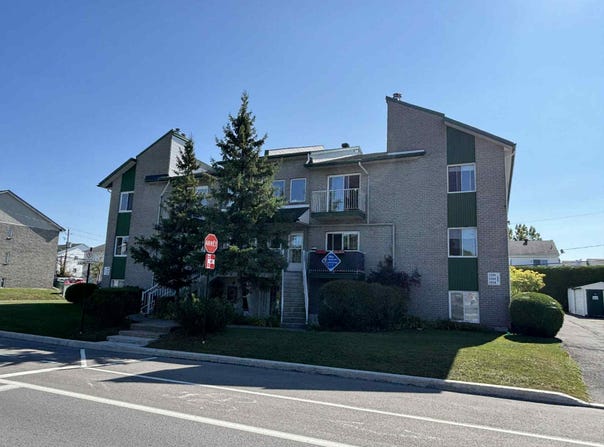 1202 Av. du Parc, Saint-Jérôme, Quebec J7Z6Z7