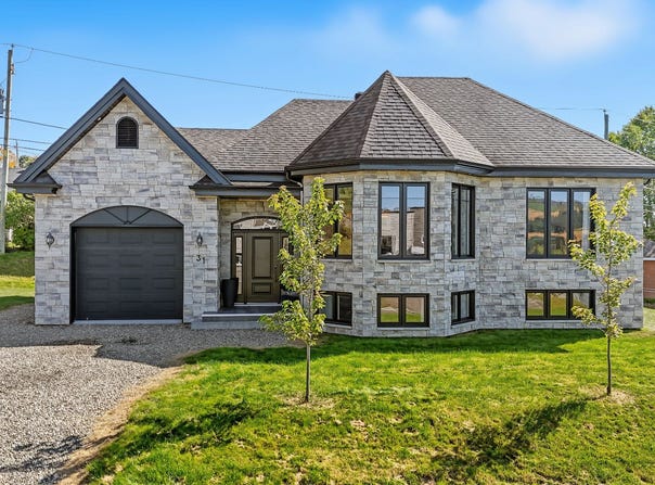 31 Rue Robert-Pilot, Amqui, Quebec G5J3C6