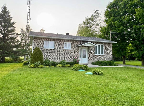 1046 Rue Bernard, Granby, QC J2J0H8, CA, Granby, Quebec J2J0H8