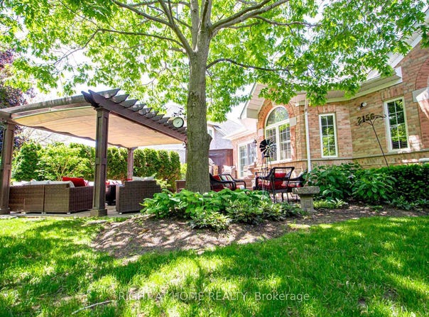 2156 Country Club Drive, Burlington, Ontario L7M4A8