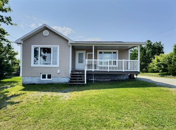 70 Rue de lÉglise, Saint-Félix-de-Dalquier, QC J0Y1G0, CA, Saint-Félix-de-Dalquier, Quebec J0Y1G0