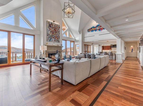 166 Ch. au Pied-de-la-Montagne 9, Mont-Tremblant, Quebec J8E 1T1