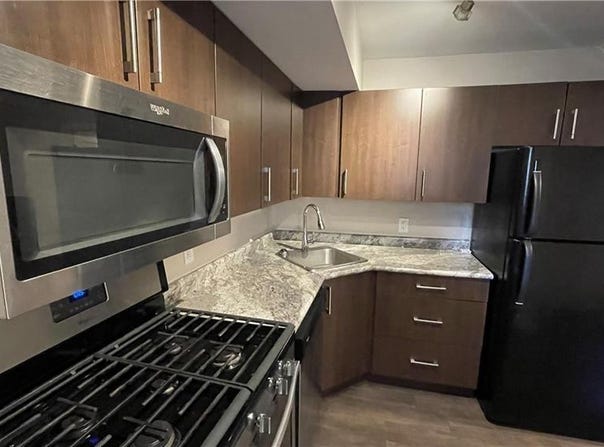 4 Ottawa Street N 2, Hamilton, ON, Hamilton, Ontario L8H-3Y7