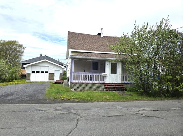 98 Av. Joliette, Mont-Joli, QC G5H1L1, CA, Mont-Joli, Quebec G5H1L1