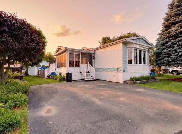 1633 Rue Principale, Granby, Quebec J2J0M7