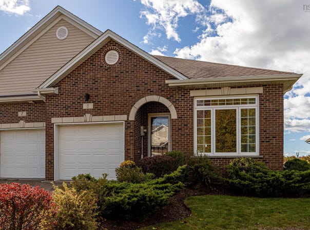 5 Cloverfield Court, Dartmouth, Nova Scotia B2W 0E6