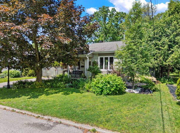 985 Rue St-John, Otterburn Park, QC J3H5S7, CA, Otterburn Park, Quebec J3H5S7