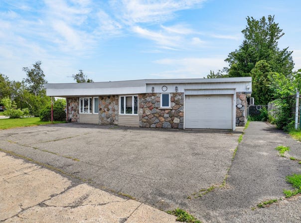 1458 Rue Bellevue, Greenfield Park, Quebec J4V1K3