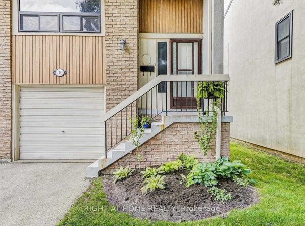 9 - 9 Ashton Crescent, Brampton, Ontario L6S3J9