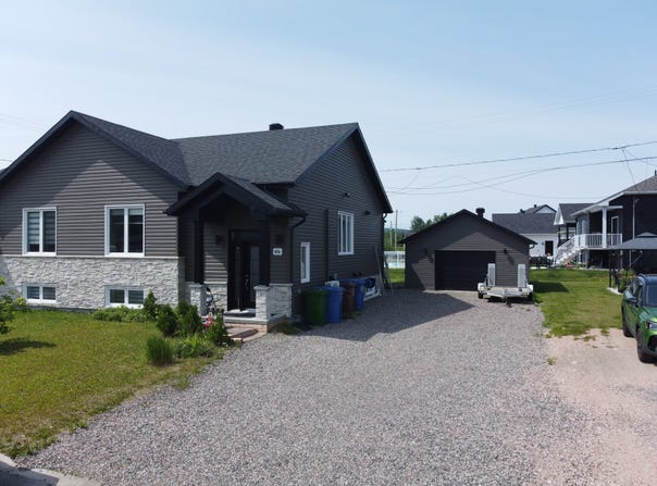 976 Rue du Nickel, Laterrière, QC G7N0G3, CA, Laterrière, Quebec G7N0G3