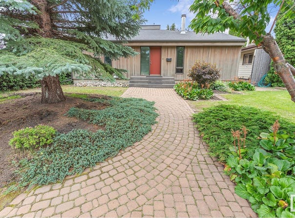 8307 73 AV NW, Edmonton, Alberta T6C0E1