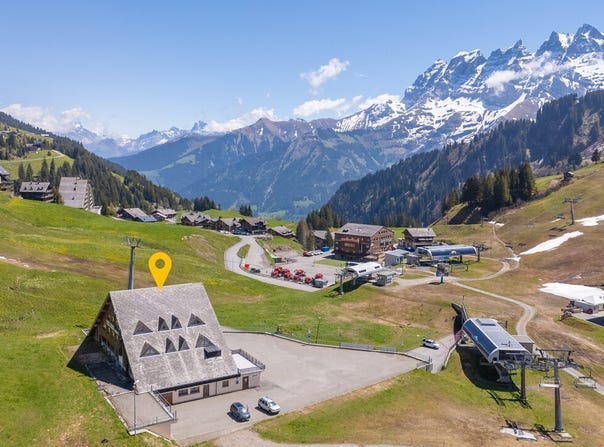 Au pied des pistes et des remontées mécaniques, Les Crosets, Valais 1873