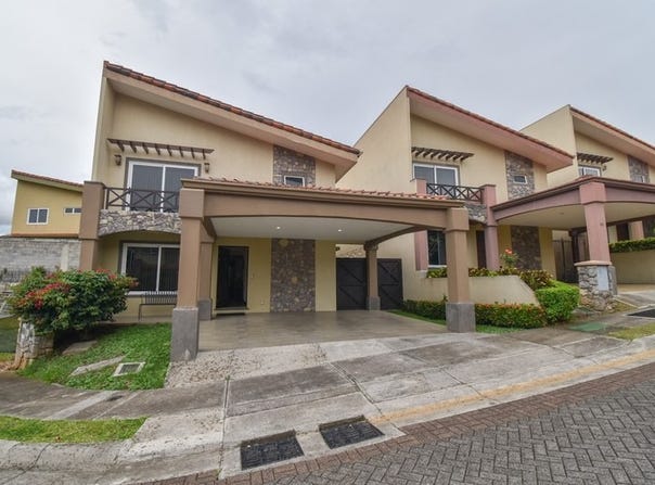 Casa de 3 habitaciones + Sala de TV en Condominio Bosques de Velarde: House For Sale in Barreal de Heredia, Barreal de Heredia, Heredia