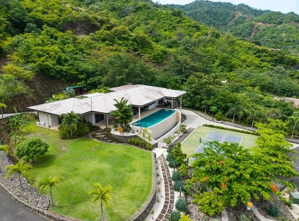Casa Pickle on the Hill: Spacious Private Estate with Pickleball Court, Mature Gardens & Independent Guest Apartment, Playa Flamingo, Guanacaste 50304