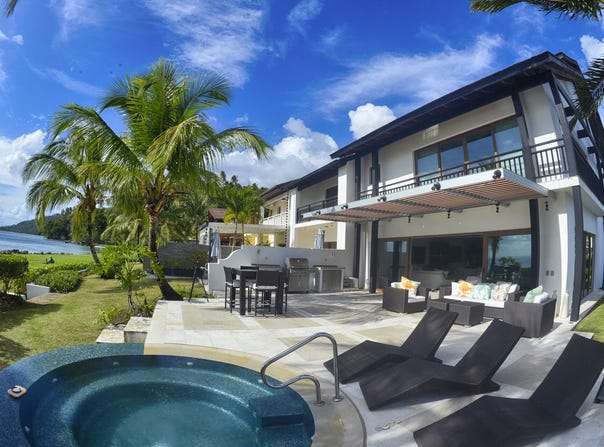 Unique Gorgeous Beach & Marina House with Dock Included, Puerto Bahia Samana Marina & Yacht Club, Samaná Province 32000