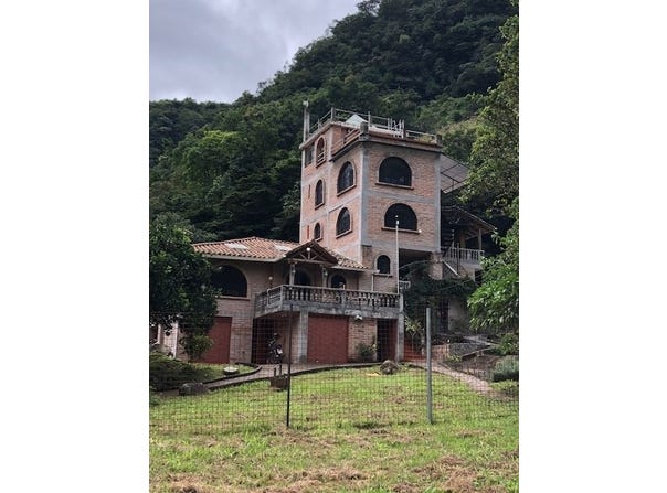 Gorgeous Private Retreat in Apuela-Intag Ecuador: Multiple homes with land For SaleCalle via Pueblo Viejo Sector Santo Domingo, Apuela, Imbabura