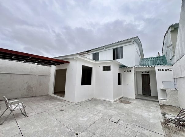 LAS DUNAS: GREAT TWO-STORY OPPORTUNITYatras del Supermaxi, Salinas, Santa Elena