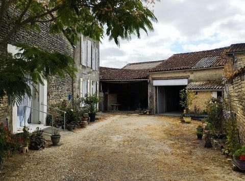 Neuvicq-Le-Chateau, Poitou-Charentes 17490