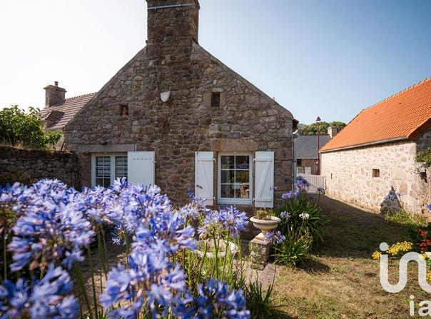 Vicq-sur-Mer, Normandy 50330