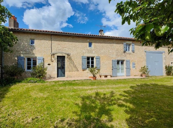 Civray, Poitou-Charentes 86400