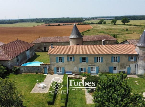 Civray, Poitou-Charentes 86400