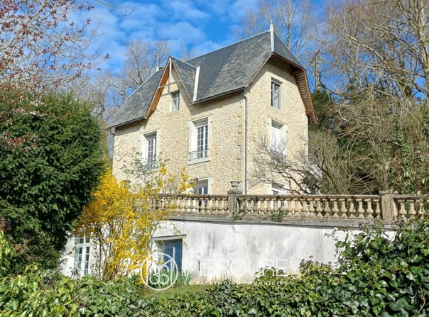 Civray, Poitou-Charentes 86400