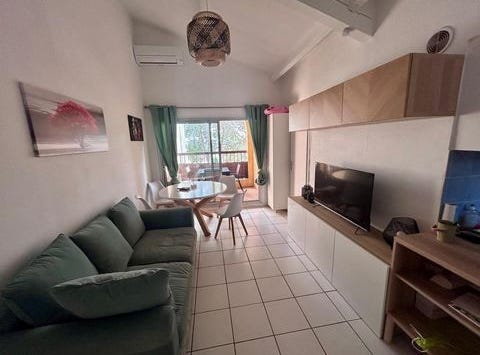 Roquebrune-Sur-Argens, Provence-Alpes-Côte d'Azur 83380