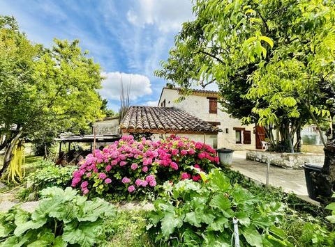 Douzains, Lot-Et-Garonne