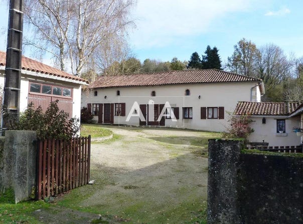 Civray, Poitou-Charentes 86400