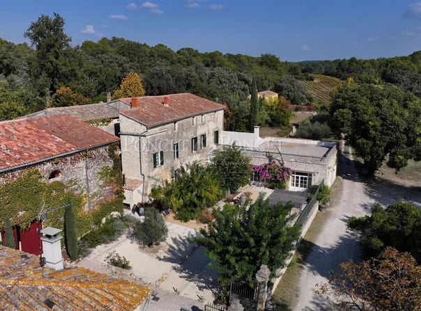 Nîmes, Languedoc-Roussillon 30000