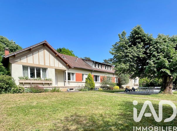 Bourges, Centre-Val de Loire 18000