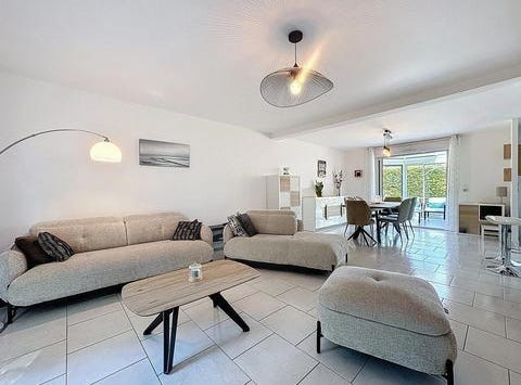 Mardie, Centre 45430