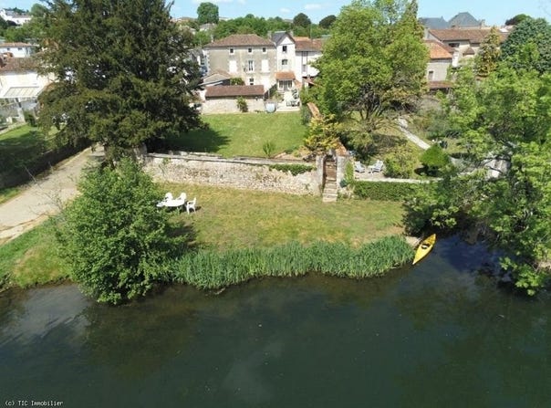 Civray, Poitou-Charentes 86400
