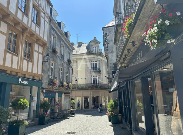 VANNES, Brittany 56000