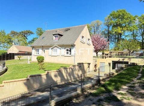 Luzille, Centre 37150