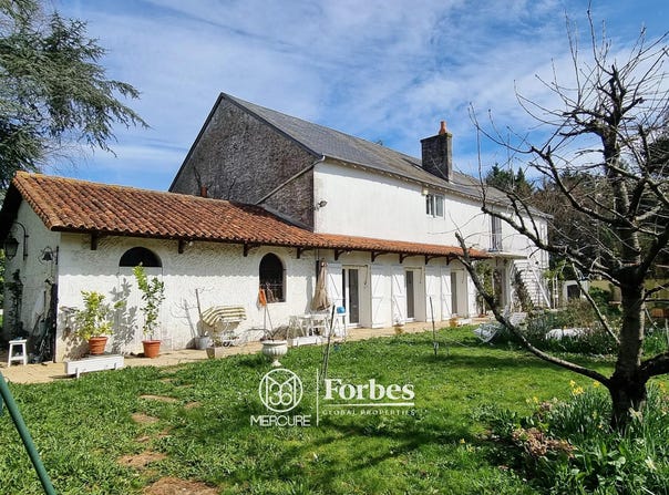 Civray, Poitou-Charentes 86400