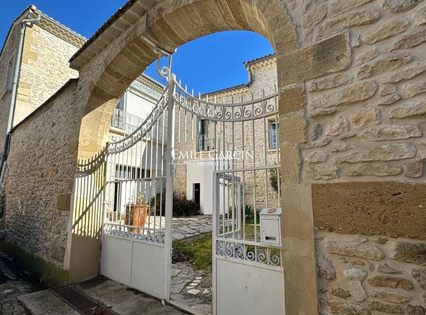 Nîmes, Languedoc-Roussillon 30000