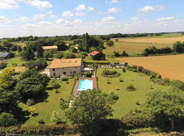 Civray, Poitou-Charentes 86400