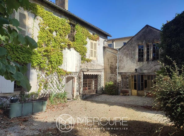 Civray, Poitou-Charentes 86400