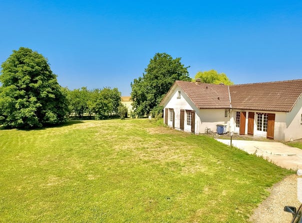 Pouy-sur-Vannes, Grand Est 10290