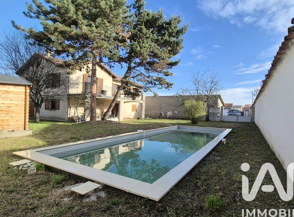Sury-le-Comtal, Auvergne-Rhône-Alpes 42450