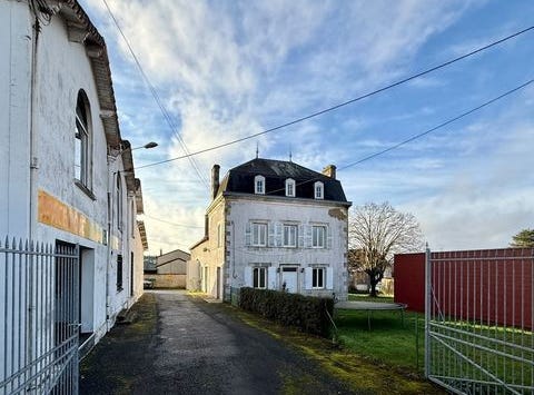 CIVRAY, Poitou-Charentes 86400