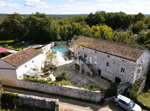 Tinjan, Istria County 52444