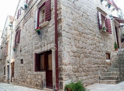 Stari grad, Splitsko-dalmatinska 21460