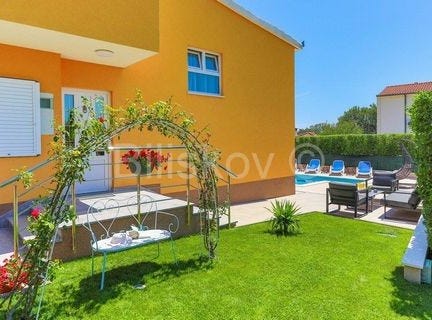 Kastel Luksic, Splitsko-dalmatinska 21215