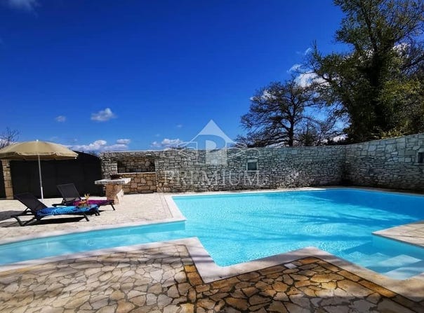 Tinjan, Istria County 52444
