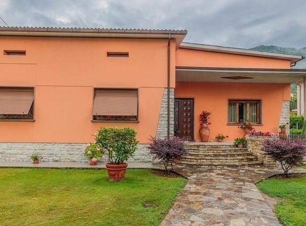 Gallicano, Tuscany 55027
